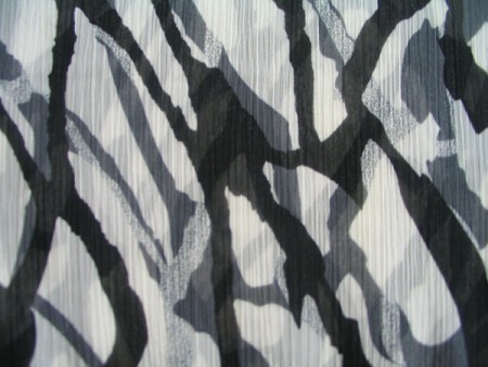 480950 – šifón Cena: 3,50€/m Farba: čierna, šedá, biela Šírka: 150 cm Zloženie: 100% polyester Vhodné na sukne, topy, tuniky, blúzky,  šaty,..